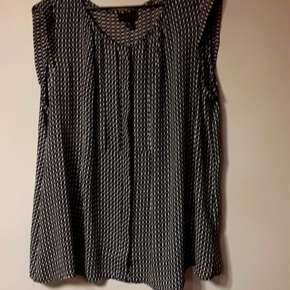 NWT Worthington Sleeveless Black White Pattern Blouse. Hidden button down Front